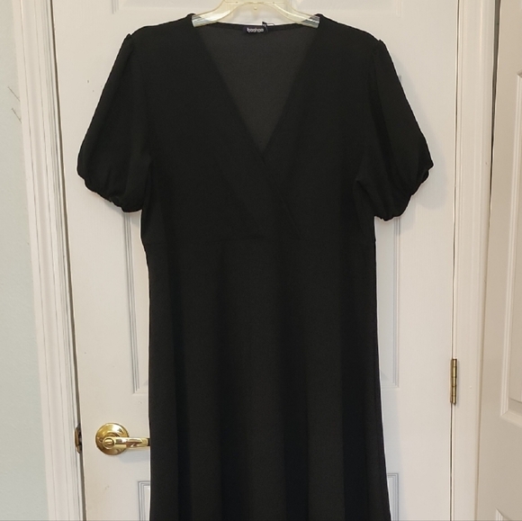 Boohoo Plus Dresses & Skirts - Boohoo Plus Black Midi Dress with Short Sleeves
